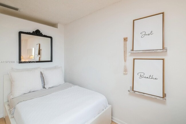 Building Photo - 540 Brickell Key Dr