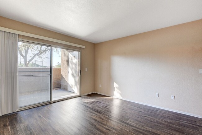 Building Photo - Charming 1 Bedroom / 1 Bathroom Condo in Gated Community!