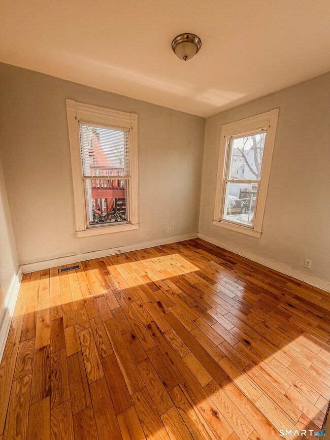 Building Photo - 28 Cassius St