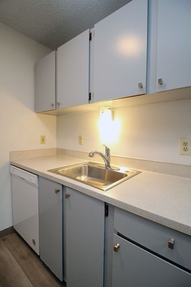 Building Photo - 5704 SW Beaverton Hillsdale Hwy