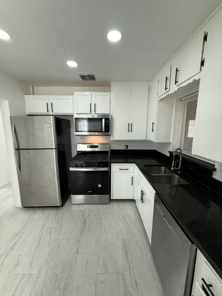 Building Photo - 333 E Linden St