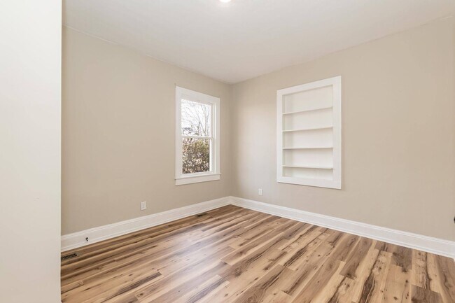 Building Photo - Gorgeous Three Bedroom Home!