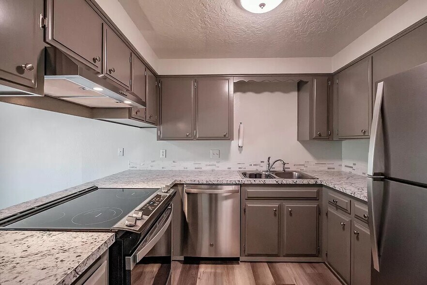 Building Photo - 3609 White Oak Ct NE