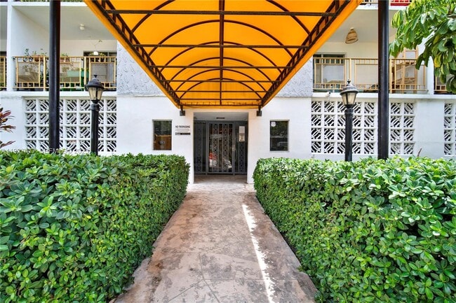 Building Photo - 1340 Lincoln Rd