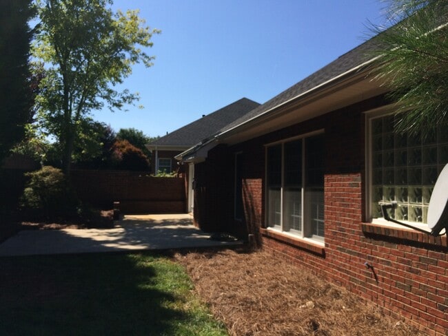 Building Photo - AVAILABLE TO SHOW!!!