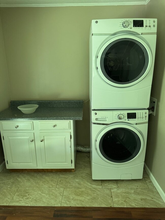 Building Photo - 2 Bedroom || 2 Bathroom - Single Level Tow...