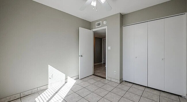 Building Photo - 604 W Kiva Ave