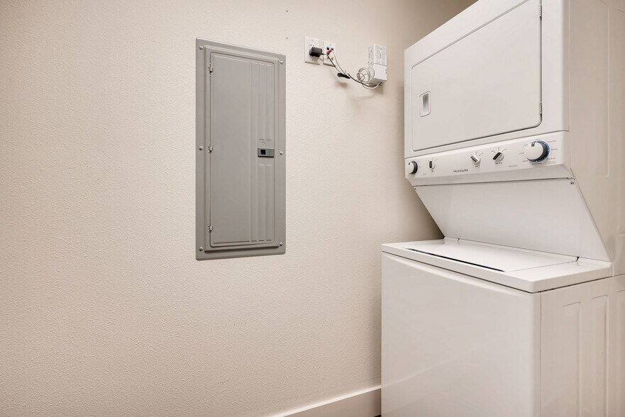 Building Photo - 928 Travis Ave