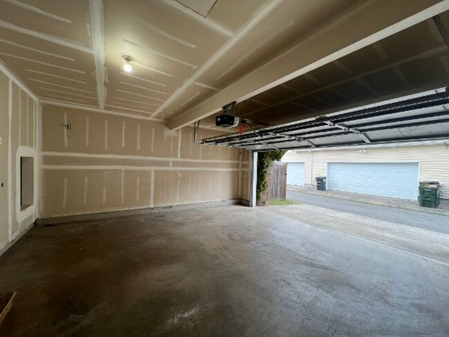 Building Photo - College Spring 3BD w/ New Carpet