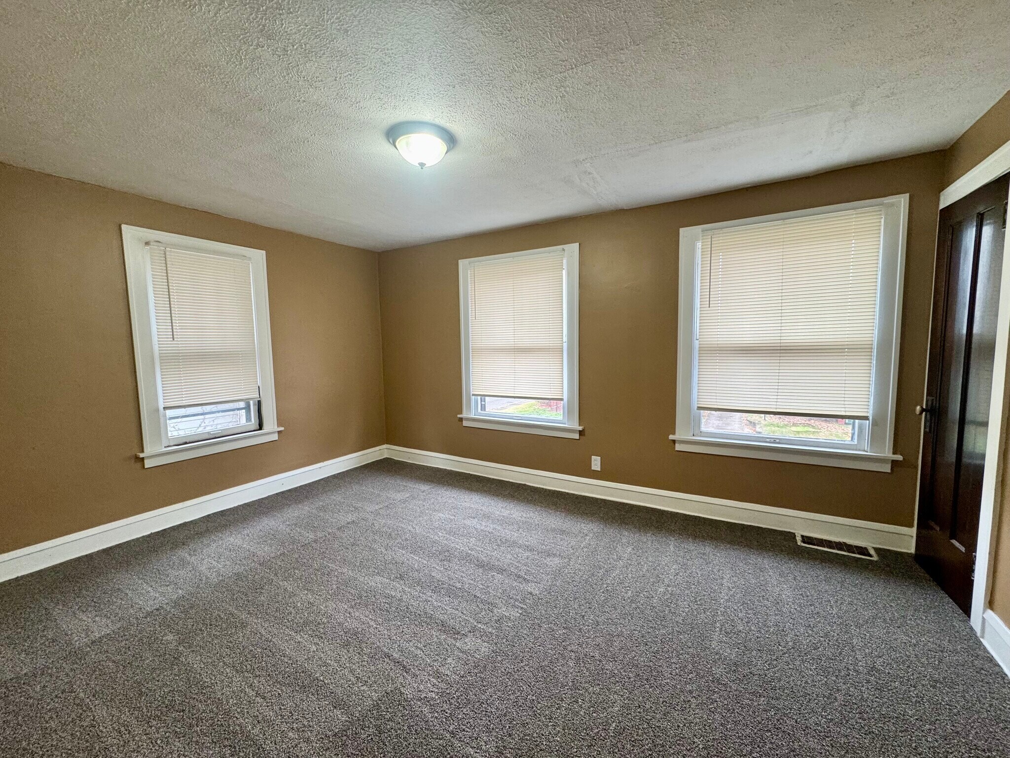 Building Photo - 1604 Yale Ave NW