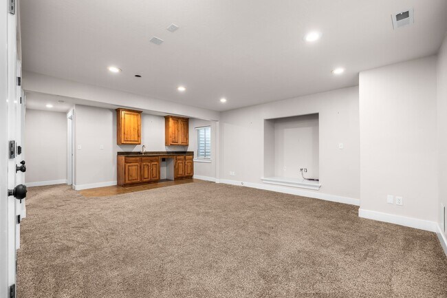 Building Photo - 2071 W Crescent Row