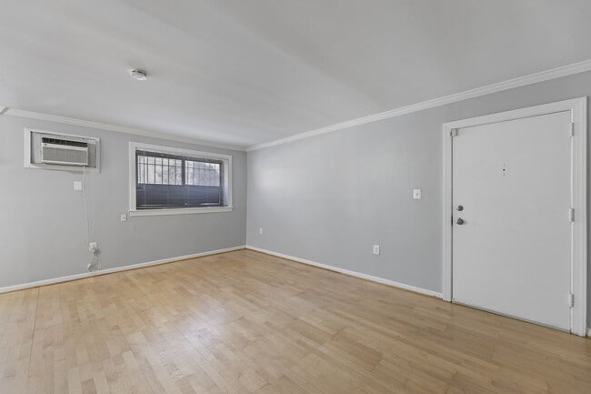 Building Photo - Spacious, Recently Renovated 1 Bedroom!