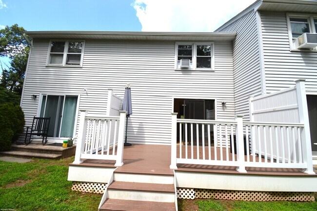 Building Photo - 250 Woodford Ave