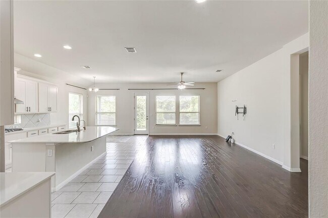 Building Photo - 923 Kingston Pl