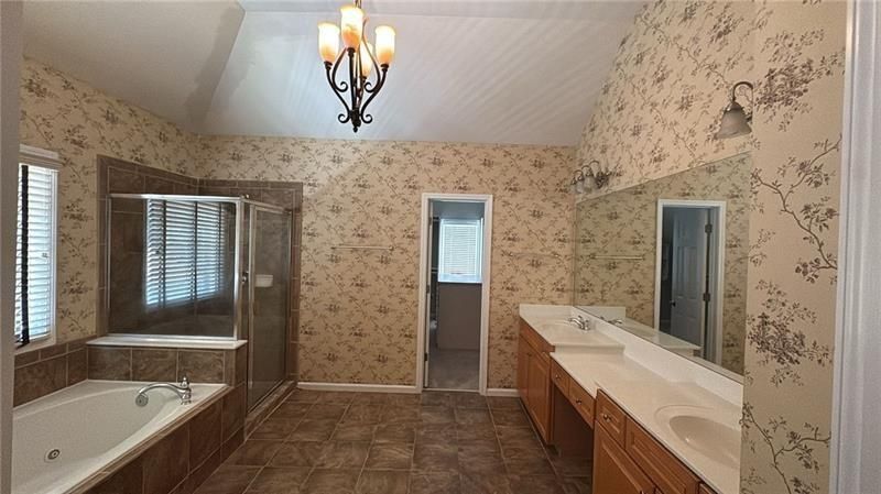 Building Photo - 1880 Willshire Glen