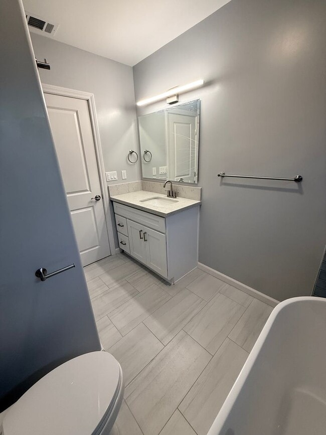 Building Photo - Newly remodeled three bedroom house in Wilmington ready to rent!