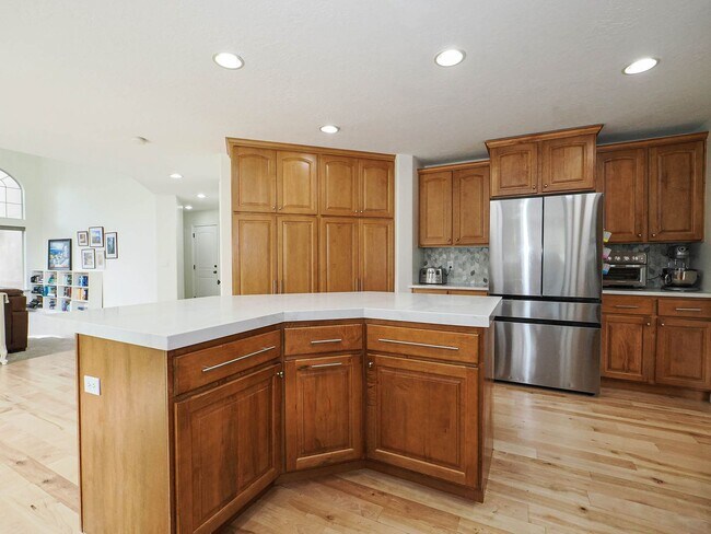 Building Photo - 4 Bedroom, 2.5 bathroom Bluffdale Home