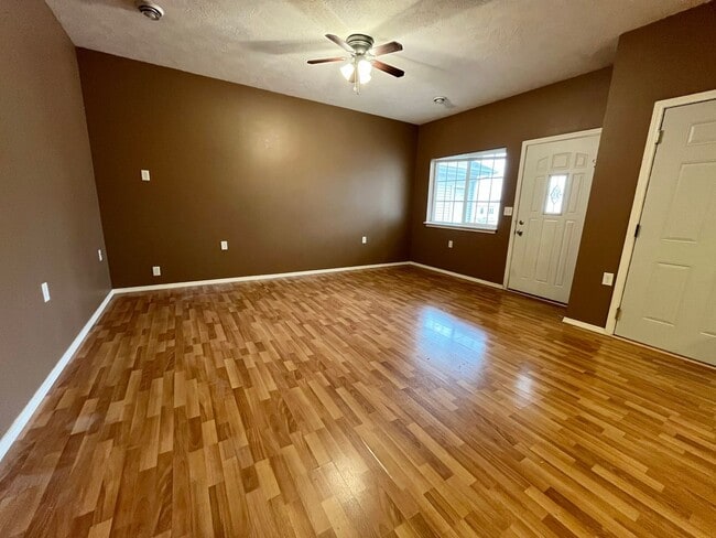 Building Photo - 2 Bedroom Twinhome For Rent in Lennox, SD!!