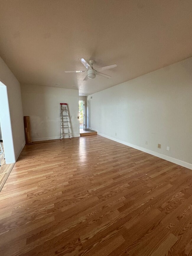 Building Photo - Spacious downstairs apartment near the fro...
