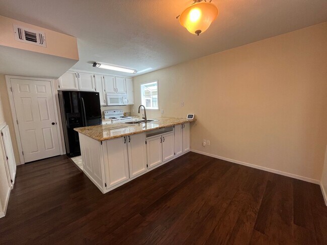 Building Photo - Spacious 3bed 2.5bath 2 story home available now!