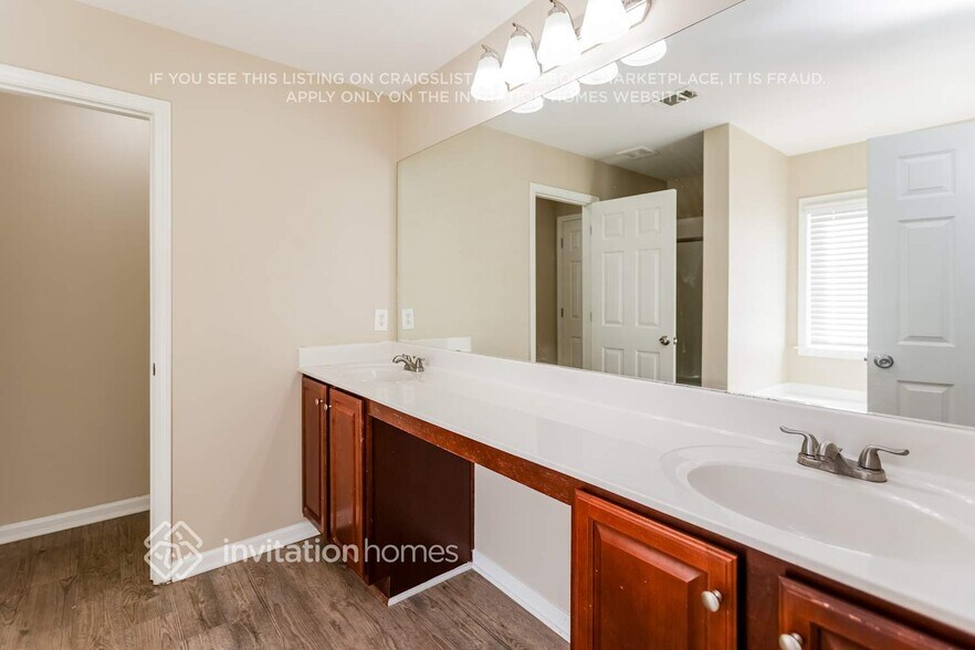 Building Photo - 335 Yellow Iris Rd SE