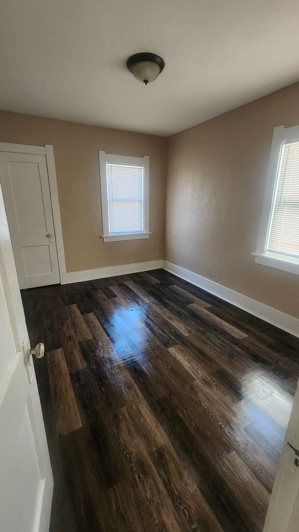 Building Photo - 2 Bed 1 Bath