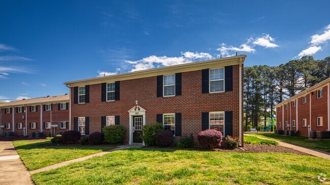 Building Photo - Colonial Pines