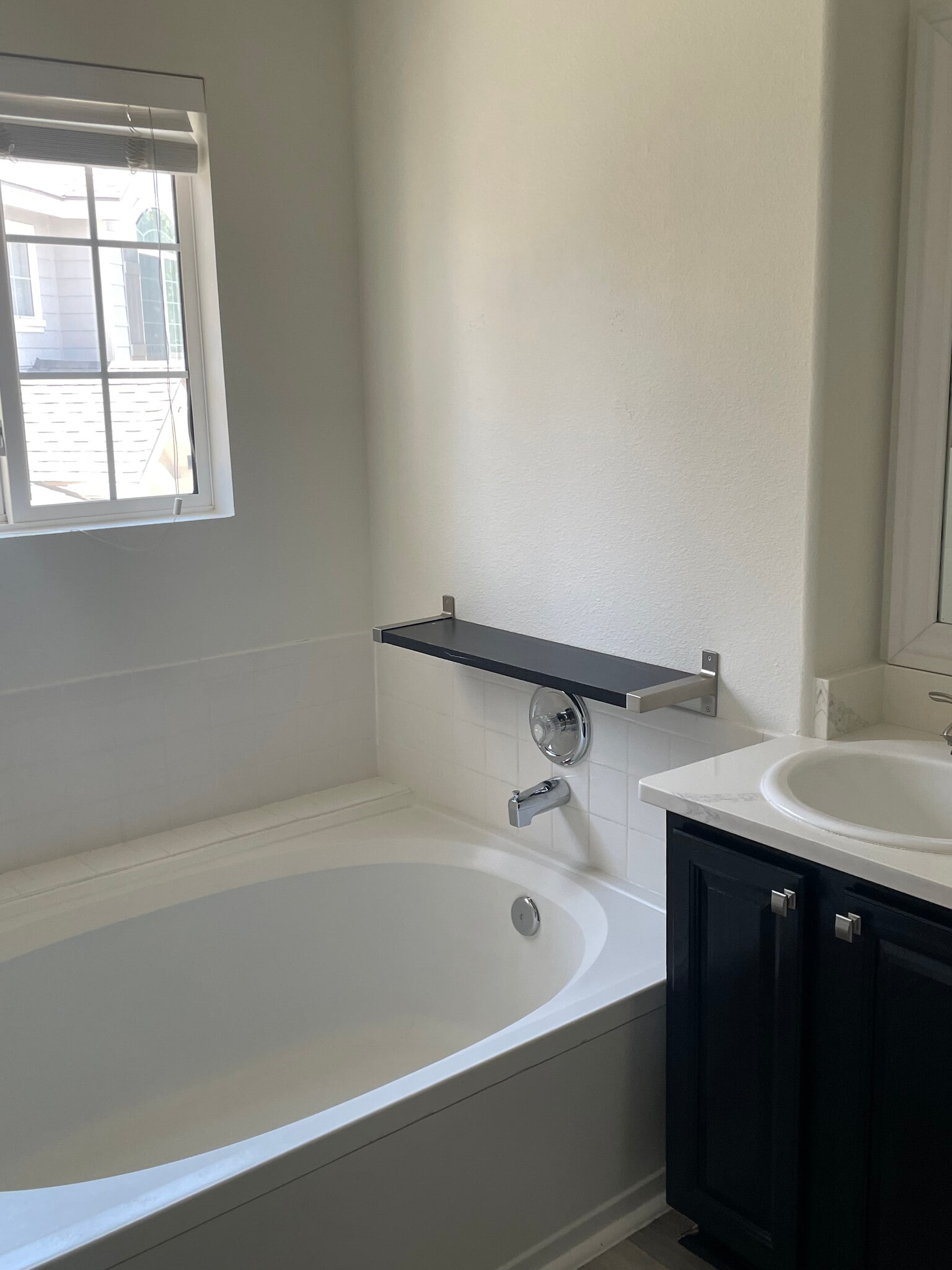 Main bathroom - 8419 Stonybridge Cir
