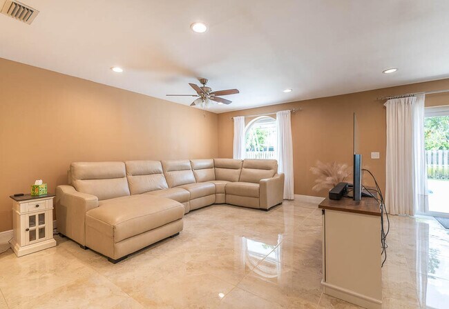 Building Photo - 5290 Pine Tree Dr