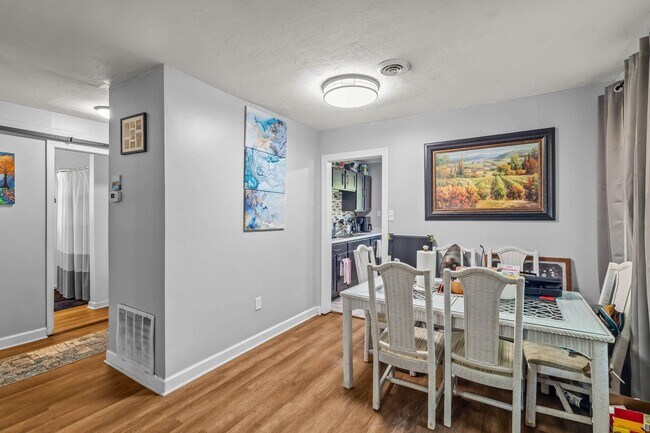 Building Photo - Charming 2-Bedroom Home with Modern Updates!