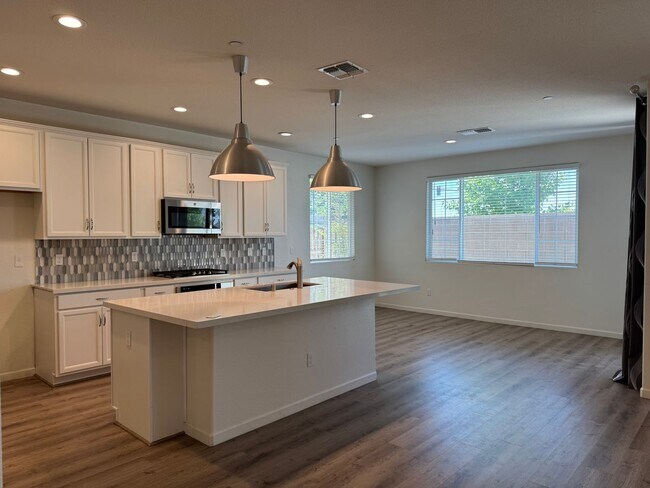 Building Photo - Beautiful 5 Bedroom, 3 Bathroom, 2800 Sqft...