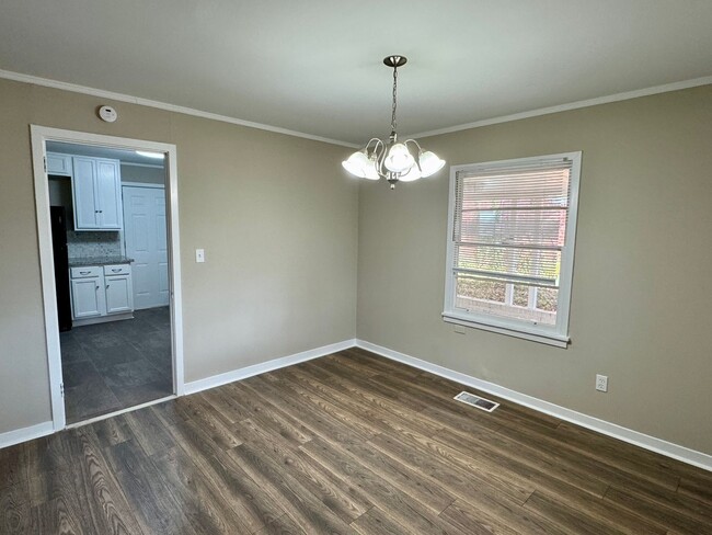 Building Photo - 3 Bedroom in Forest Hills !