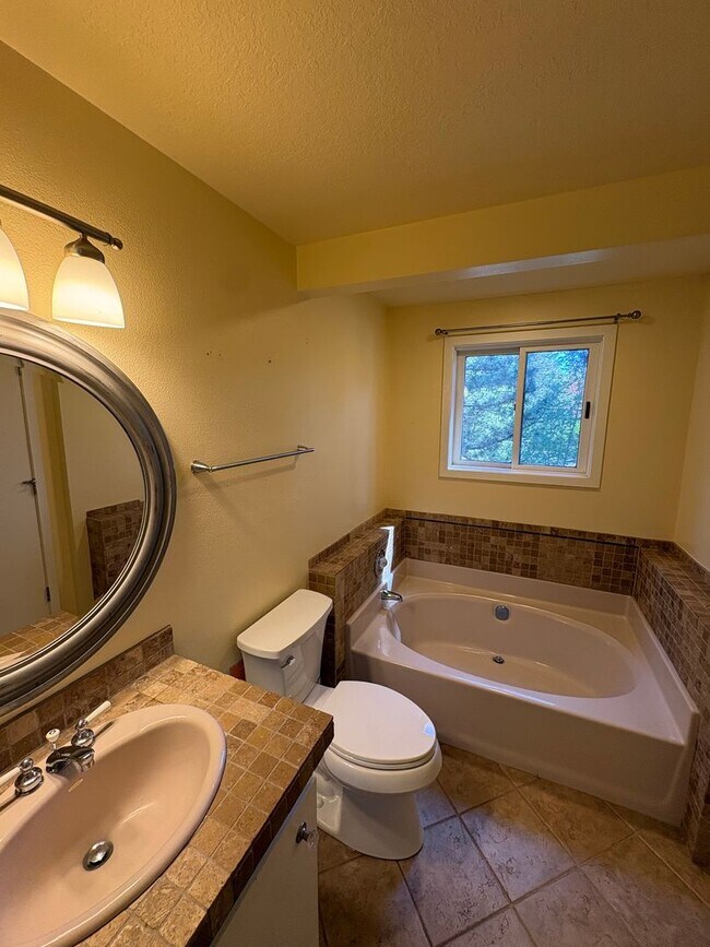 Building Photo - 2 Bed/2.5 Bath Townhome with Garage, Pool and Tennis Court