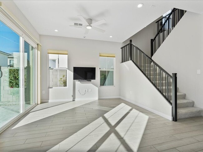 Building Photo - 5053 E Anderson Dr