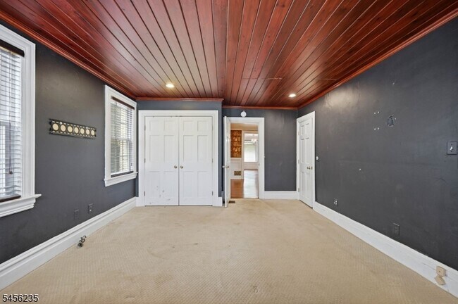 Building Photo - 104 Maple Ave