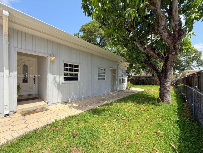 Building Photo - 3121 SW 25th Ter
