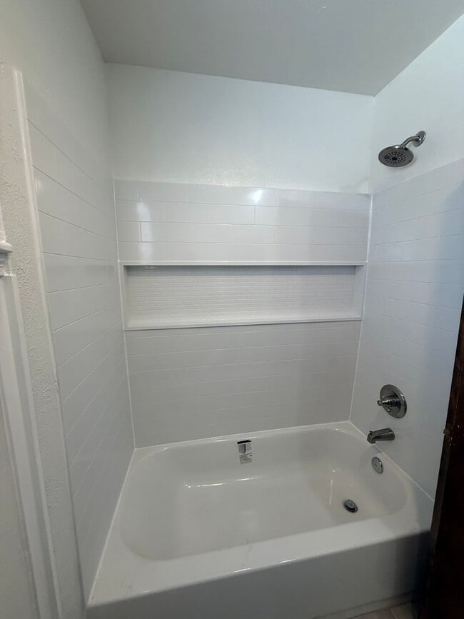 Building Photo - Newly Remodeled Big and Spacious 5 Bed Home! Huge Back Yard!