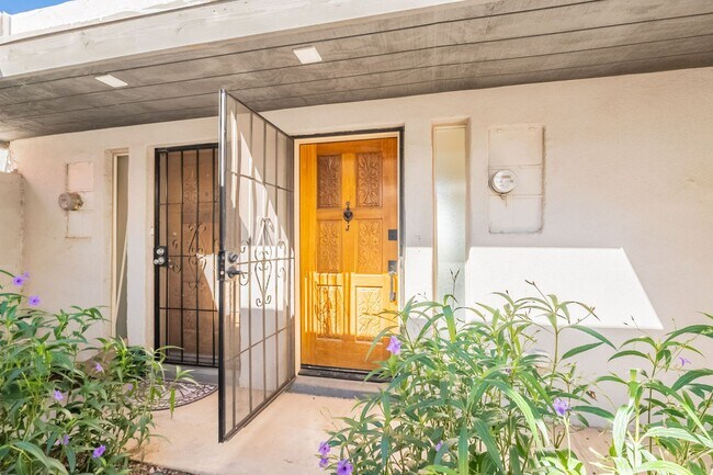 Building Photo - Short-Term Rentals OK *** Less than 2 mile...
