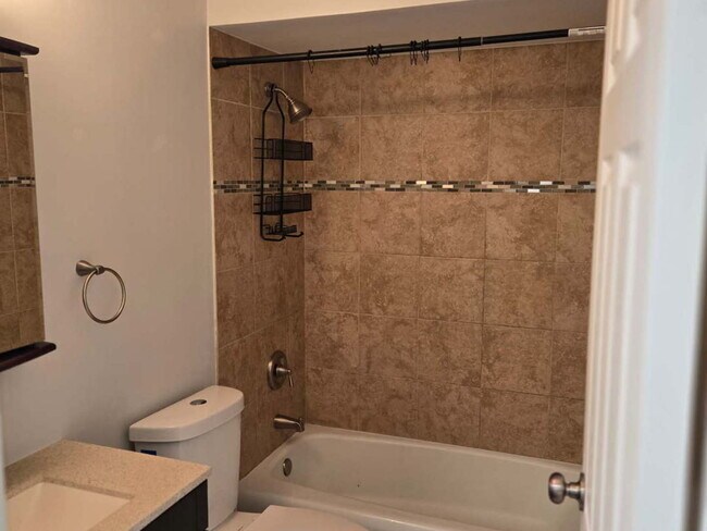 Building Photo - 9430 Bay Colony Dr