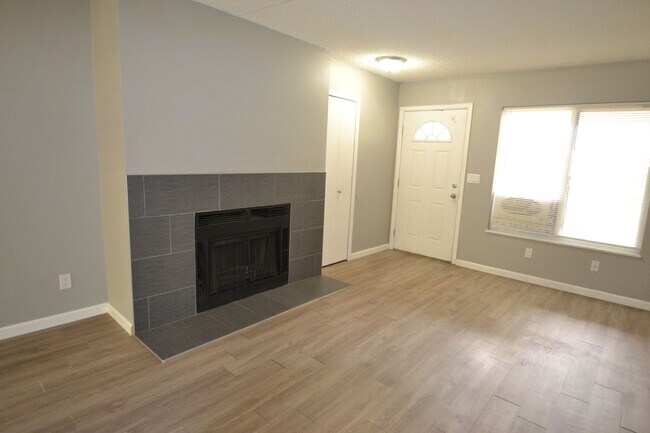 Building Photo - 2920 Straus Ln