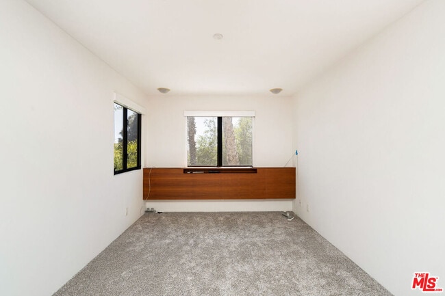 Building Photo - 6441 Bryn Mawr Dr