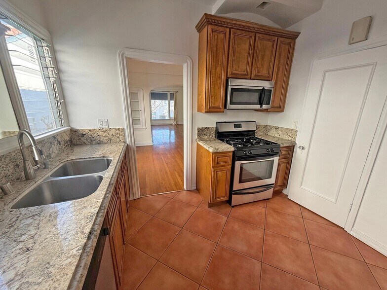 Building Photo - 335 N Orange Grove Ave