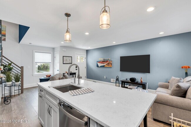 Building Photo - 502 12th Ave