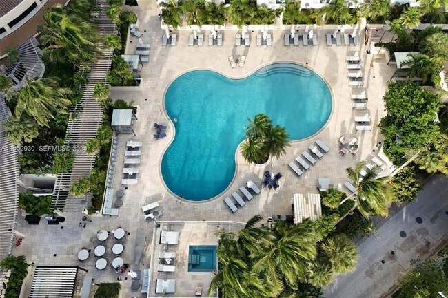 Building Photo - 300 South Pointe Dr