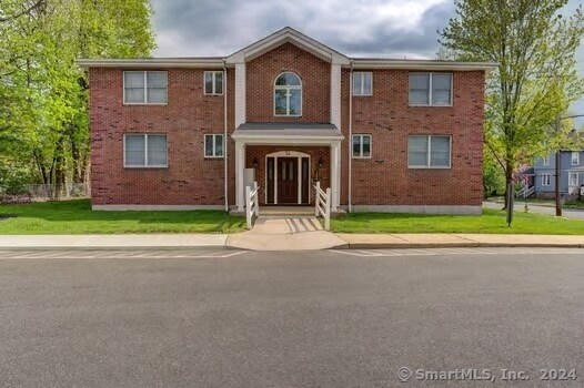 Building Photo - 54 Oak St