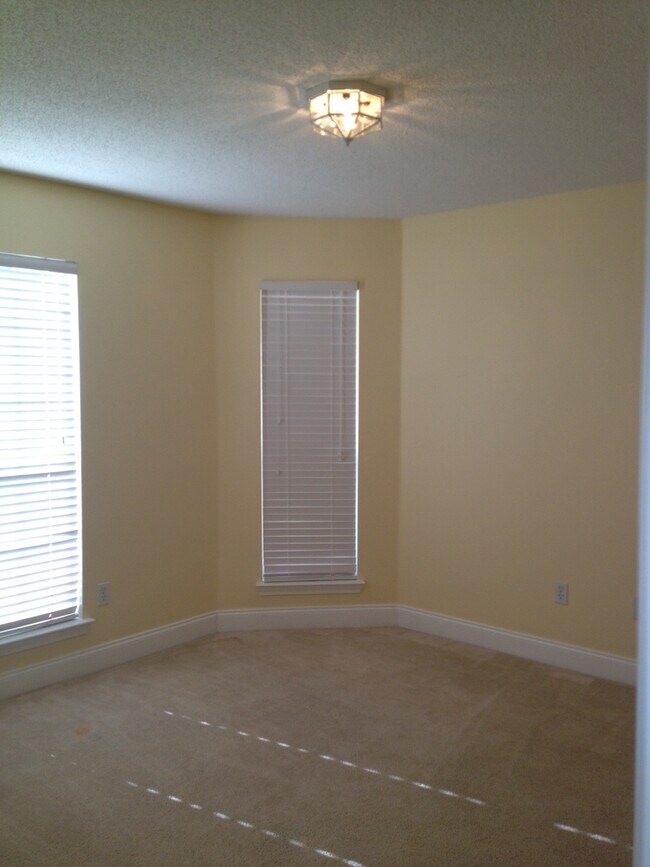 Building Photo - 2012 Bahama Dr