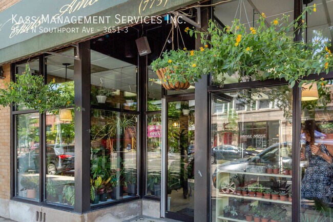 Building Photo - Newer Construction Prime Southport Corrido...