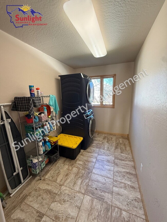 Building Photo - Spacious 5 Bed, 3 Bath Home with Triple Ga...