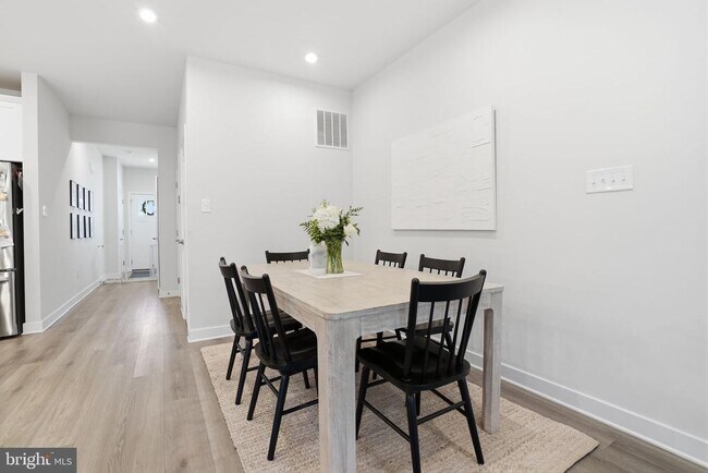 Building Photo - 60 Pratt Ln