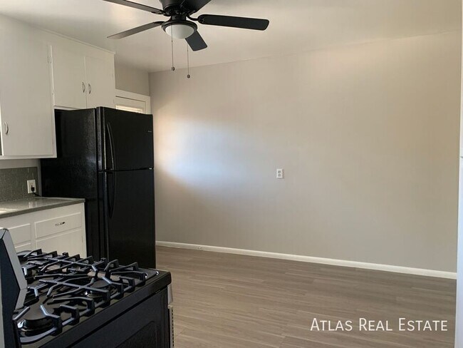 Building Photo - 1013 E Palm Ln